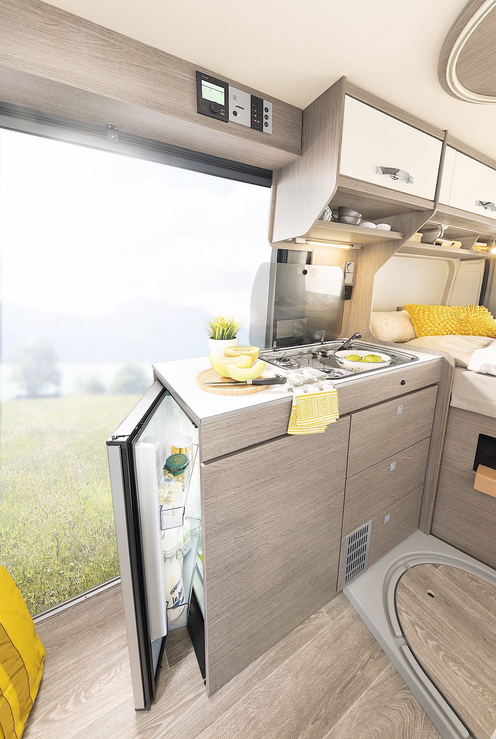 Pössl Kastenwagen, Küche mit robuster Oberfläche der Arbeitsfläche, Kühlschrank mit Frostfach
